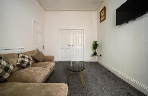 North Shore House | Heart of Blackpool - Sleeps 10 - Parking
