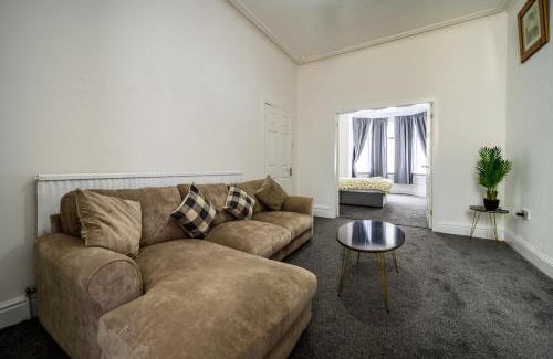 North Shore House | Heart of Blackpool - Sleeps 10 - Parking