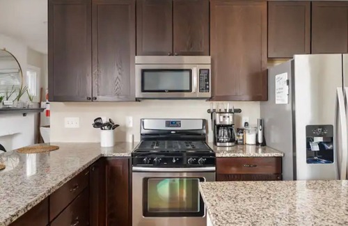 Victorian Village House | Heart of Columbus- Private Parking & Yard