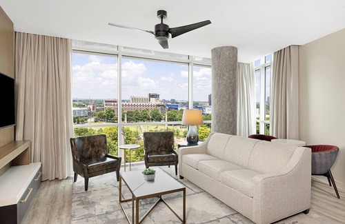 Downtown Atlanta Resort | Heart of Downtown Atlanta Resort with Pool & Bar