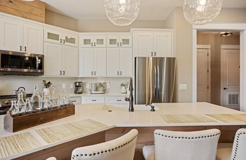 Blue Ridge Condo | Heart of Downtown-Condo with Balcony- Amazing Views- Walk to Everything!