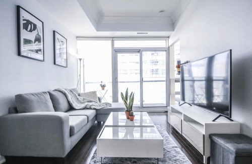 Downtown Toronto Apartment | Heart Of Downtown Condo Close To CN Tower