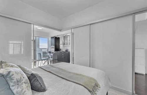 Downtown Toronto Apartment | Heart Of Downtown Condo Close To CN Tower