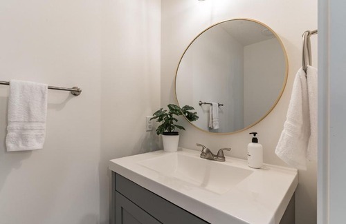 Lincolnville House | Heart of Downtown! Family and Pet Friendly! HOT TUB