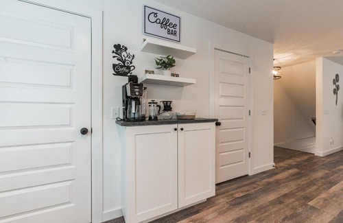 Lincolnville House | Heart of Downtown! Family and Pet Friendly! HOT TUB
