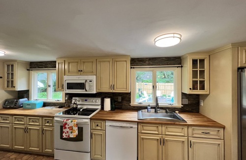 Falmouth House | Heart of Falmouth Village and Close to Beach