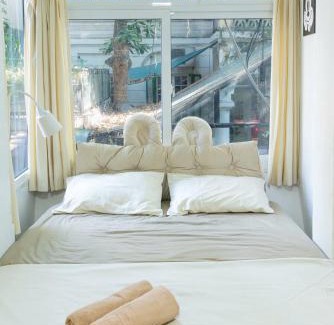 Old Quarter House | Heart of Hoan Kiem minimal elegant great window room