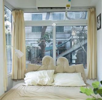 Old Quarter House | Heart of Hoan Kiem minimal elegant great window room