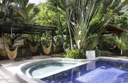 Barrio Ricos y Famosos House | Heart of Jaco- Luxury Villa with Pool