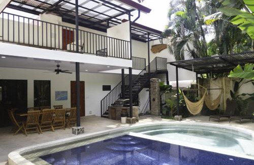 Barrio Ricos y Famosos House | Heart of Jaco- Luxury Villa with Pool