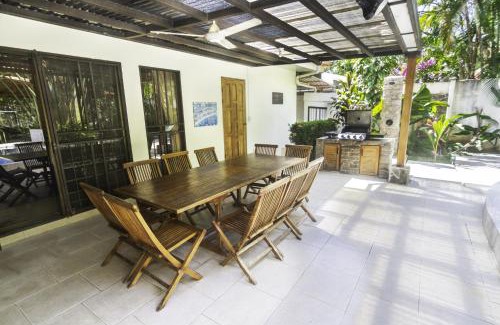 Barrio Ricos y Famosos House | Heart of Jaco- Luxury Villa with Pool