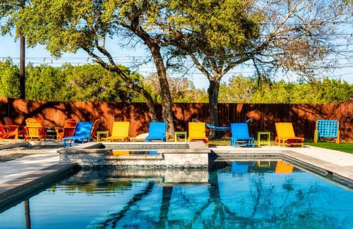 Lodge Acres House | Heart of Lake Travis-Hot Tub&Pool-Black Light Room