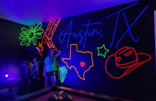 Lodge Acres House | Heart of Lake Travis-Hot Tub&Pool-Black Light Room