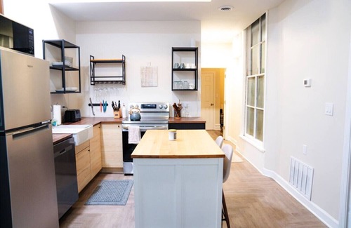 Lincoln Park Apartment | Heart of Lincoln park