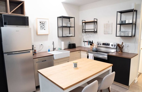 Lincoln Park Apartment | Heart of Lincoln park