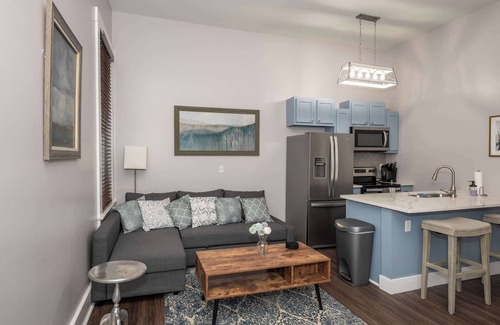 Covington Condo | Heart of Mainstrasse Apt 2