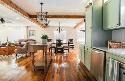 Lubbock House | ❤️Heart of Med District Lit’l Sister 3/2 Remodeled