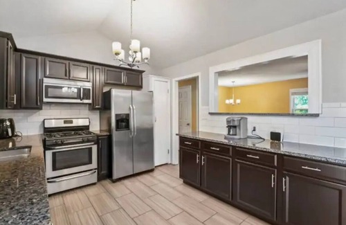 Lenexa House | Heart of Overland Park - 3BD - Backyard - BBQ with Netflix