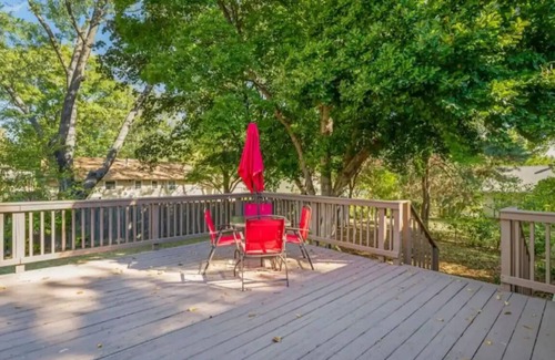 Lenexa House | Heart of Overland Park - 3BD - Backyard - BBQ with Netflix