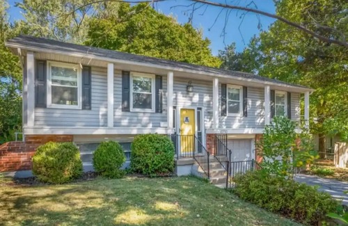 Lenexa House | Heart of Overland Park - 3BD - Backyard - BBQ with Netflix