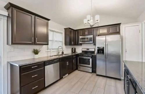 Lenexa House | Heart of Overland Park 3BD Backyard BBQ w/Netflix