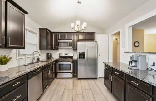Lenexa House | Heart of Overland Park 3BD Backyard BBQ w/Netflix