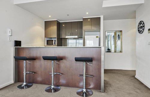 Port Melbourne Apartment | Heart of Port Melbourne Urban Escape