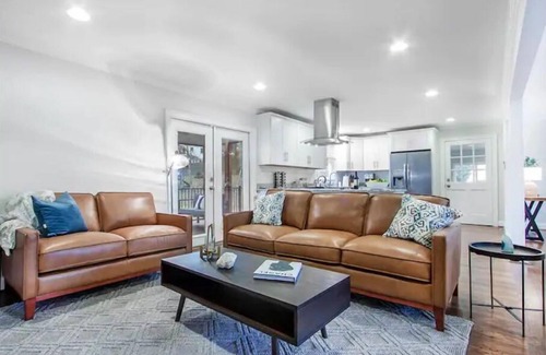 Roswell House | Heart of Roswell- Stylish Ranch Near Canton St.