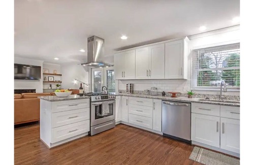 Roswell House | Heart of Roswell- Stylish Ranch Near Canton St.