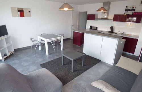 Les Sablettes Apartment | Heart of Sablettes, beach on face.NEW