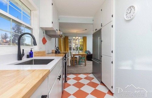Spenard Apartment | Heart of Spenard Spacious Upper Unitn