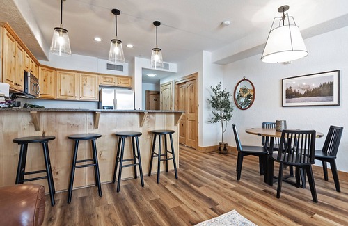 Park City Condo | Heart of The Canyons: 5 min walk to lifts, hot tub, pool