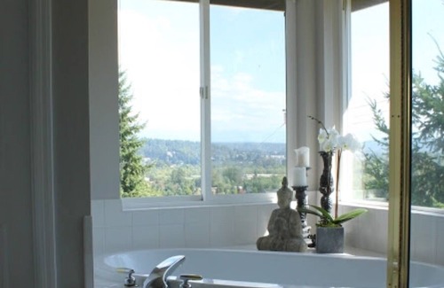 Redmond House | Heart of the Eastside, 4 Bedroom - Fully Furnished