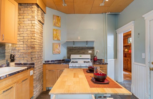 Whittier Apartment | Heart of Uptown - Victorian Retreat