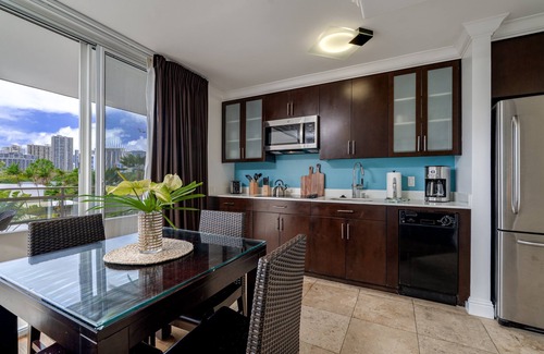 Waikiki Condo | Heart of Waikiki, 2 blocks to beach, kitchenette, lanai, free parking nearby!
