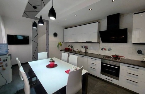 Kentron Apartment | Heart of Yerevan: Stylish 3-Bedroom Retreat