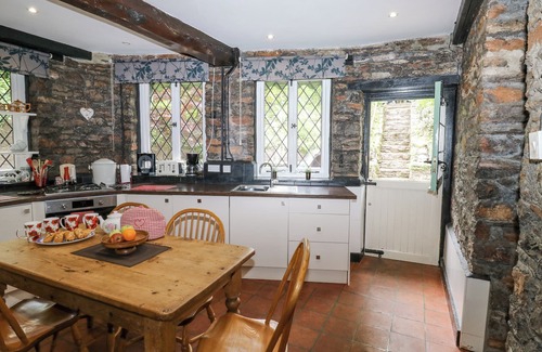 Brixham Cottage | HEARTHSTONE EAST COTTAGE, pet friendly, with open fire in Brixham