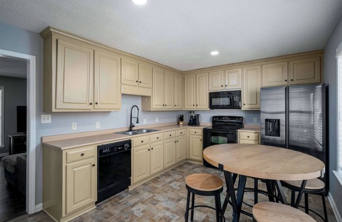 Cottondale House | Hearthstone Hideaway- 2BR/1.5BA- Close to UA