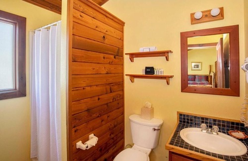Downtown Cannon Beach Hotel | Hearthstone Inn - Clark Queen Room at Cannon Beach Hotel Collection!