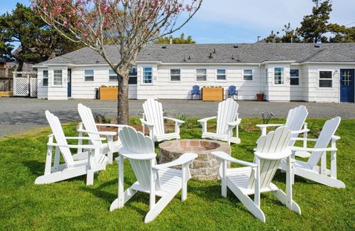 Downtown Cannon Beach Hotel | Hearthstone Inn - Clark Queen Room at Cannon Beach Hotel Collection!