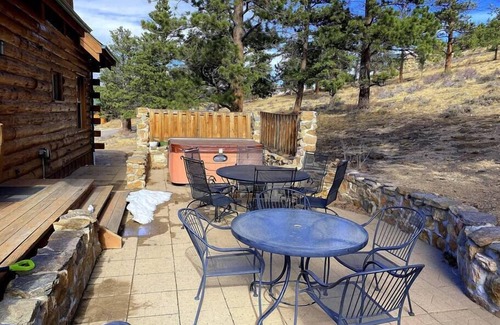 Estes Park Cabin | Heartland Mtn Retreat - 5 bedroom log home with hot tub