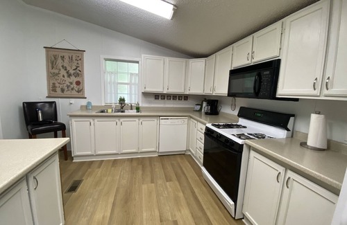 Abingdon House | Heartwood Farm Cottage on the River & VA Creeper Trail