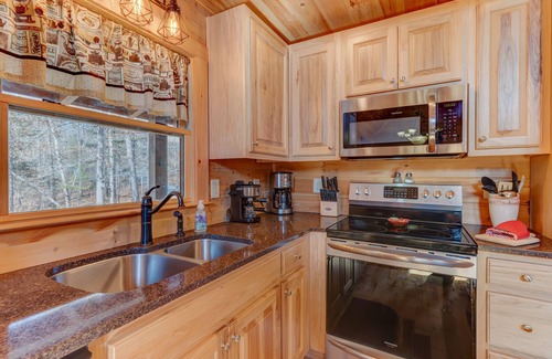 Eagle Mountain Cabin | Heated Indoor Pool - Hot Tub 6 Seater - Fire Pit - Wineries - Pickleball - Gym