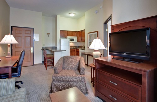 Glendale Sports and Entertainment District Condo | Heated Outdoor Pool | Modern Suite with a Balcony In Glendale Sports District