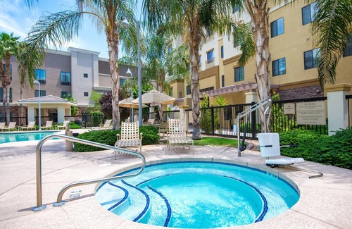 Glendale Sports and Entertainment District Condo | Heated Outdoor Pool | Modern Suite with a Balcony In Glendale Sports District