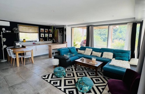 Roquefort-la-Bedoule Apartment | Heated pool in the vineyards