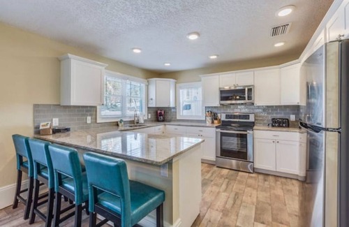 Bay Esplanade House | Heated POOL- 2 Houses to BEACH- Coastal MAIN House