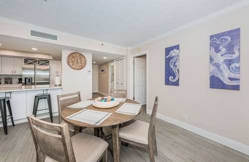 Indian Shores Condo | 🌴HEATED POOL AND JACUZZI FOR YEAR ROUND RELAXATION ON OCEAN FRONT BEACH⛱️ !n