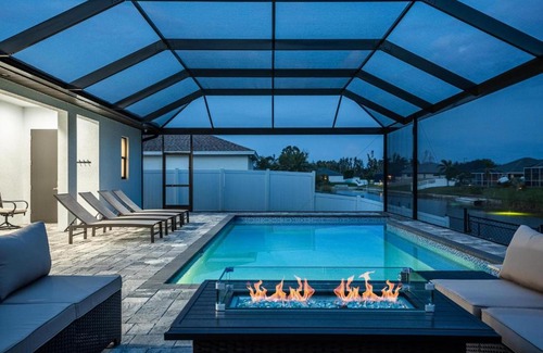 Trafalgar House | Heated Pool, Canal Views, Sleeps 8 - Villa Sip N' Sea
