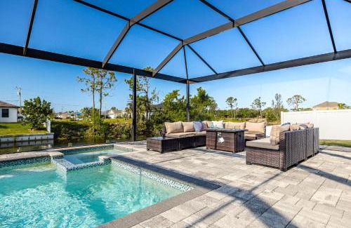 Trafalgar House | Heated Pool, Canal Views, Sleeps 8 - Villa Sip N' Sea